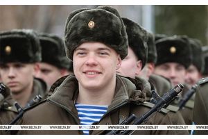 Лукашенко: мы гордимся защитниками Отечества всех поколений, которые с честью выполняли воинский долг
