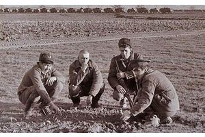 Черно-белые фото об Афгане память хранят
