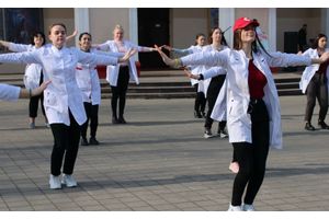 В центре Молодечно будущие медики устроили антинаркотический флешмоб