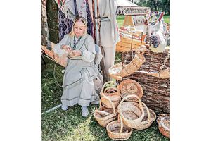 Живая изгородь, ваза, шкатулки и даже мебель – всё это из лозы