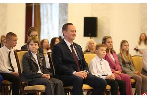 Дети — это подарок от Бога. Многодетным женщинам Минской области Турчин вручил ордена Матери