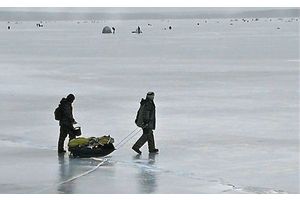 Смерть на льду — на Вилейском водохранилище внезапно умер 59-летний рыбак из Молодечно