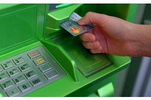 С банковской карты пенсионерки сняли 620 рублей