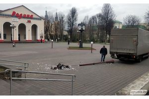 В Молодечно на «бродвее» грузовик снес фонарь