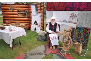 Бабулiна хата на рэчы багата
