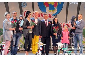 Кіраўнік раёна павіншаваў ветэранаў, нованароджаных і брыльянтавых юбіляраў