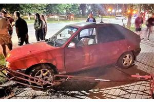 Водитель «Тойоты» вынудил шофера «Опеля» снести дорожное ограждение возле парка в Молодечно