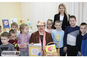 Госця ў капелюшы з матылькамі
