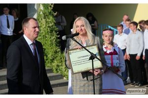 Школе №14 Молодечно вручили сертификат на покупку компьютерного класса (первый звонок - фото)
