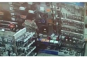 В Молодечно женщина вынесла из магазина технику почти на полторы тысячи рублей