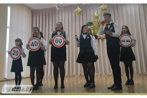 Юные инспекторы дорожного движения играют в КВН