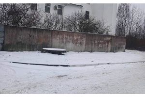 Территория вокруг тропинки очищена от мусора