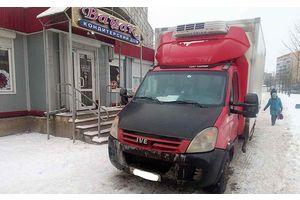 В Молодечно грузовой фургон на тротуаре задним ходом наехал на 82-летнюю женщину