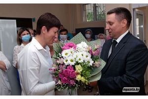 С первого дня – на передовой борьбы с Covid-19. Глава района наградил медсестру инфекционного отделения