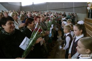 Цветы и благодарность. Молодечненских педагогов поздравили с профессиональным праздником