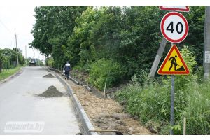 До детского сада асфальтированный тротуар