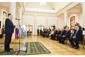 Наградили героев в белых халатах