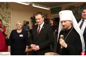 Александр Турчин и Митрополит Вениамин вручили пасхальные подарки воспитанникам Ивенецкого дома-интерната