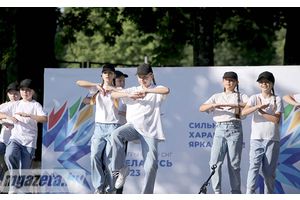 На стадионе для болельщиков проводится концертно-игровая программа