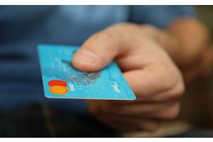 В Молодечно двое минчан пытались расплатиться чужой банковской картой