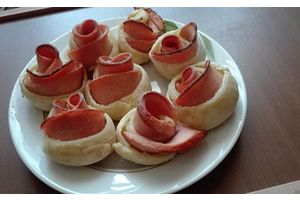 Розочки слоеные с колбасой