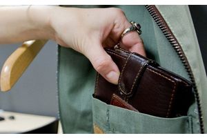 В краже валюты подозревают 19-летнюю девушку