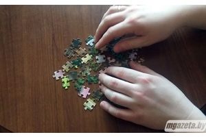 Семья из Молодечно собирает пазлы. Рекорд -- картина на 3 тысячи элементов