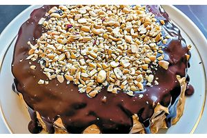 Торт «Сникерс» с соленой карамелью