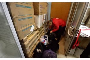 Теплые вещи и продукты для беженцев можно принести в Красный Крест. Сбор ведется по всей стране