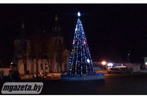 Маладзечанцы сустракаюць Новы год на Старым Месце ля новай ёлкі