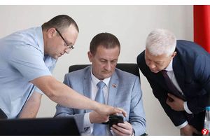 «Хотим ездить по дороге, не боясь за машину». На что Турчину жалуются жители Минщины