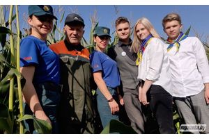Молодечненские спасатели и школьники помогли пенсионеру по хозяйству и напомнили о пожарной безопасности