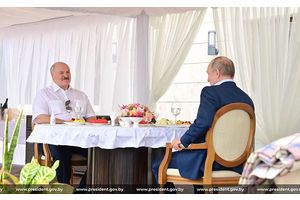 «Этот праздник — символ народного единства». Лукашенко поздравил Путина с Днем России