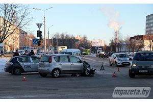 На перекрестке около «Белого каприза» столкнулись два автомобиля (фото)