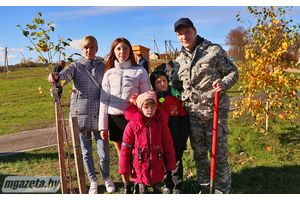 В агрогородке Марково заложили аллею родительской любви