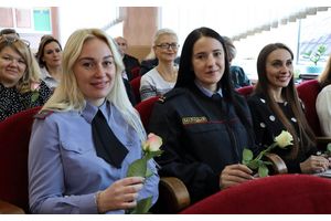Женский коллектив Молодечненского РОВД поздравили с Днем матери