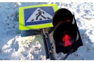 В Молодечно КамАЗ снес светофор