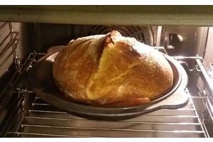 «Запах стоит на весь дом». Многодетная мама из Молодечно печет хлеб по старинному рецепту