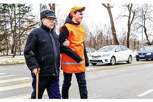 Помогите старикам перейти дорогу