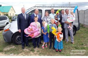 Мнагадзетнай сям'і з Лебедзева падарылі аўтамабіль