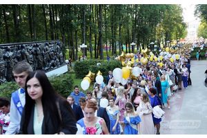 По главной улице с оркестром. В Молодечно приветствовали выпускников школ и гимназий района (фото)