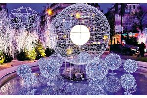 Елисейские поля в рождественском убранстве. Корреспондент «МГ» делится воспоминаниями о Франции