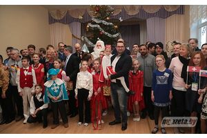 В молодечненской школе-интернате побывали хоккеисты и выпускники-паралимпийцы (фото)