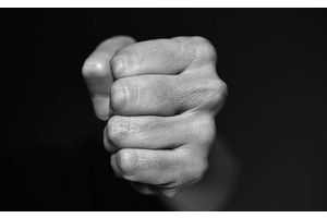 В Молодечно 22-летний парень сломал нос прохожему и получил полтора года «домашней химии»