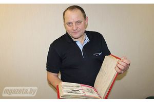 Листая армейский альбом, он вспоминает сослуживцев