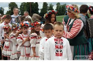 На стале абрус бабулін, усёй Рабінавай святкуем