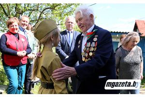 Цветы, подарки, благодарность ветерану