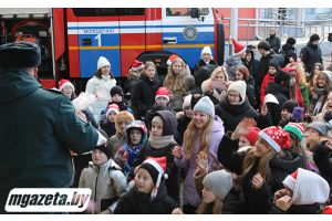 С подарками и пожеланием безопасного Нового года. Молодечненскую санаторную школу-интернат посетил министр МЧС Республики Беларусь