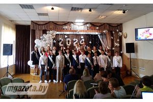 Праздник грустный и веселый. В СШ №4 прозвенел последний звонок