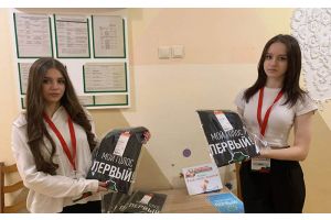 На Мирном участке N 16 волонтеры Ульяна и Яна с улыбками встречают избирателей, помогают пожилым гражданам